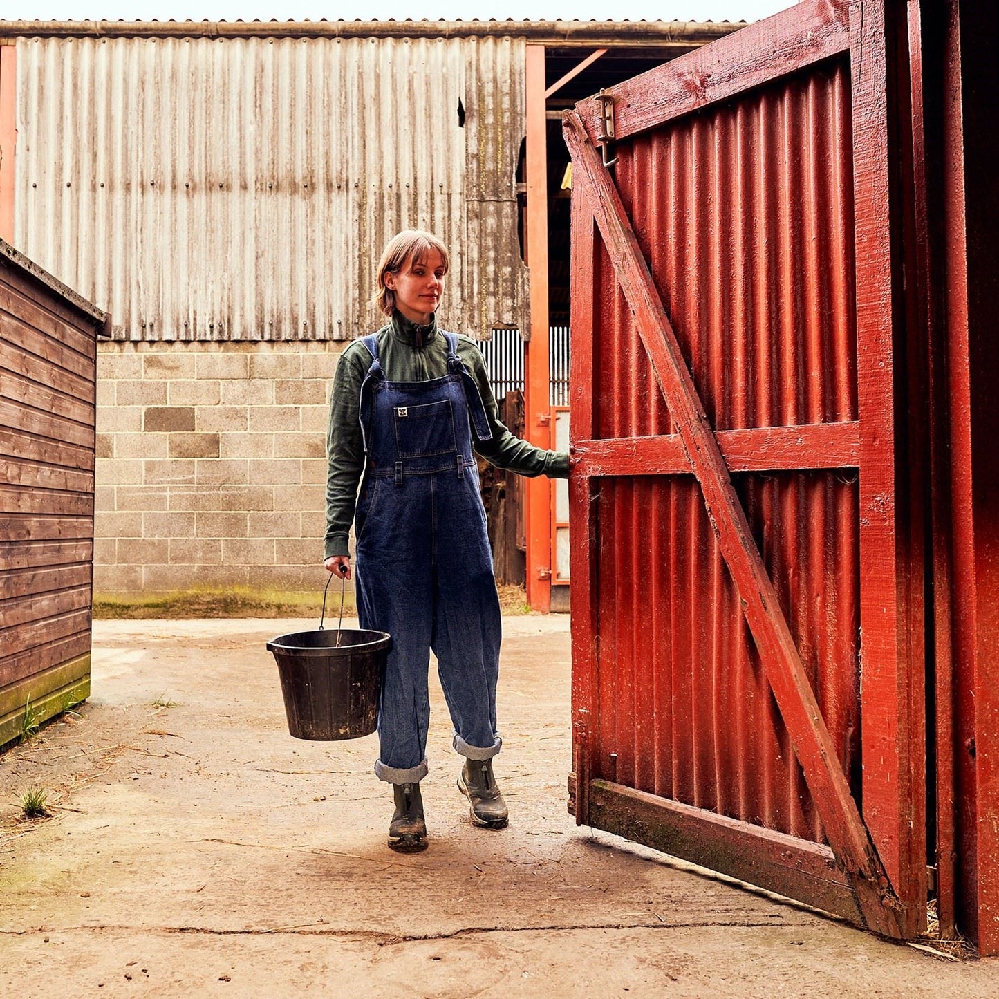Muck Boots Apex Mid Zip Wellington in Moss