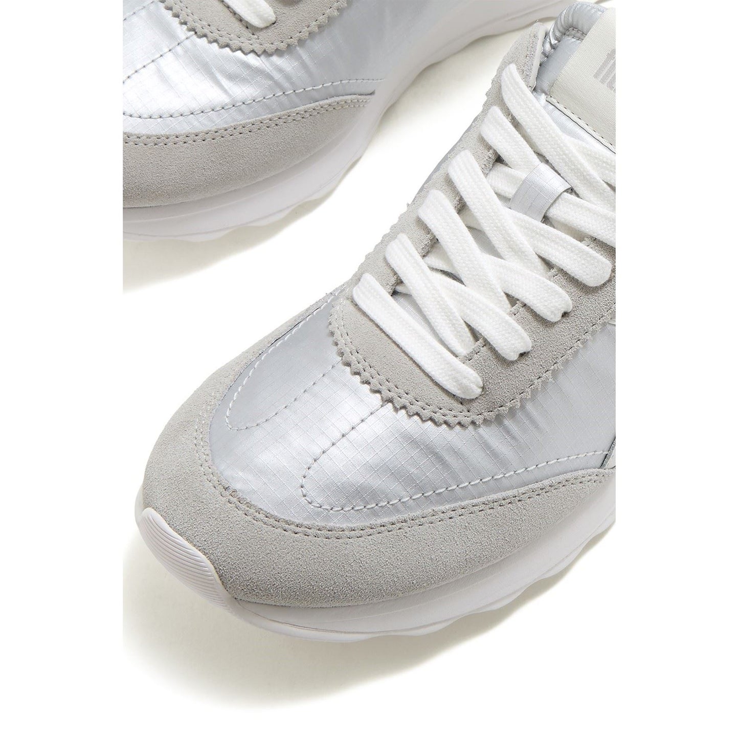 Fitflop(GARD) (18713291) (18713291) (44311-83053) WHITE RETRO-Q FF SNEAKER WHITE size 4