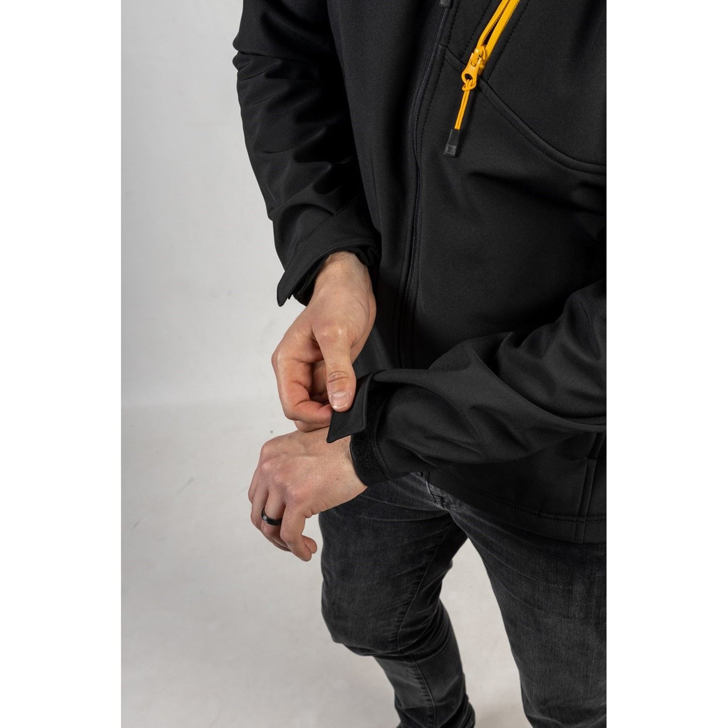 Caterpillar Men's Essentials Shell Jacket in Black